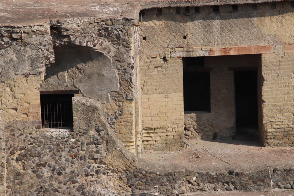 Ins. Or. I.1a, Herculaneum. October 2023. Taken from access roadway.
West end of vaulted corridor, with window from room A, and doorway leading into a cubiculum B. Photo courtesy of Klaus Heese.
.